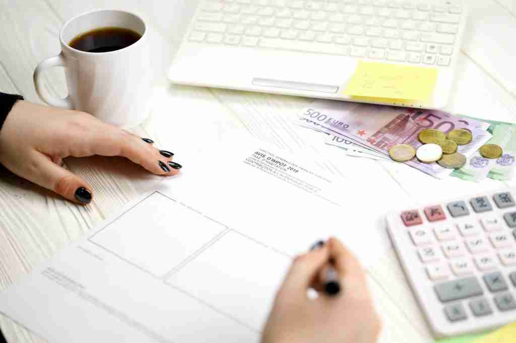 Accountant fill french tax form Notice of housing tax in end of tax period